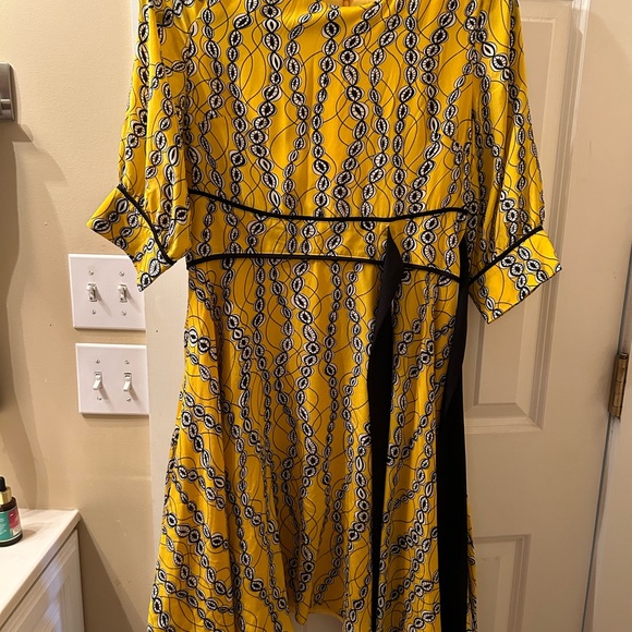 100% silk with synthetic lining flowy dress. - Picture 3 of 3